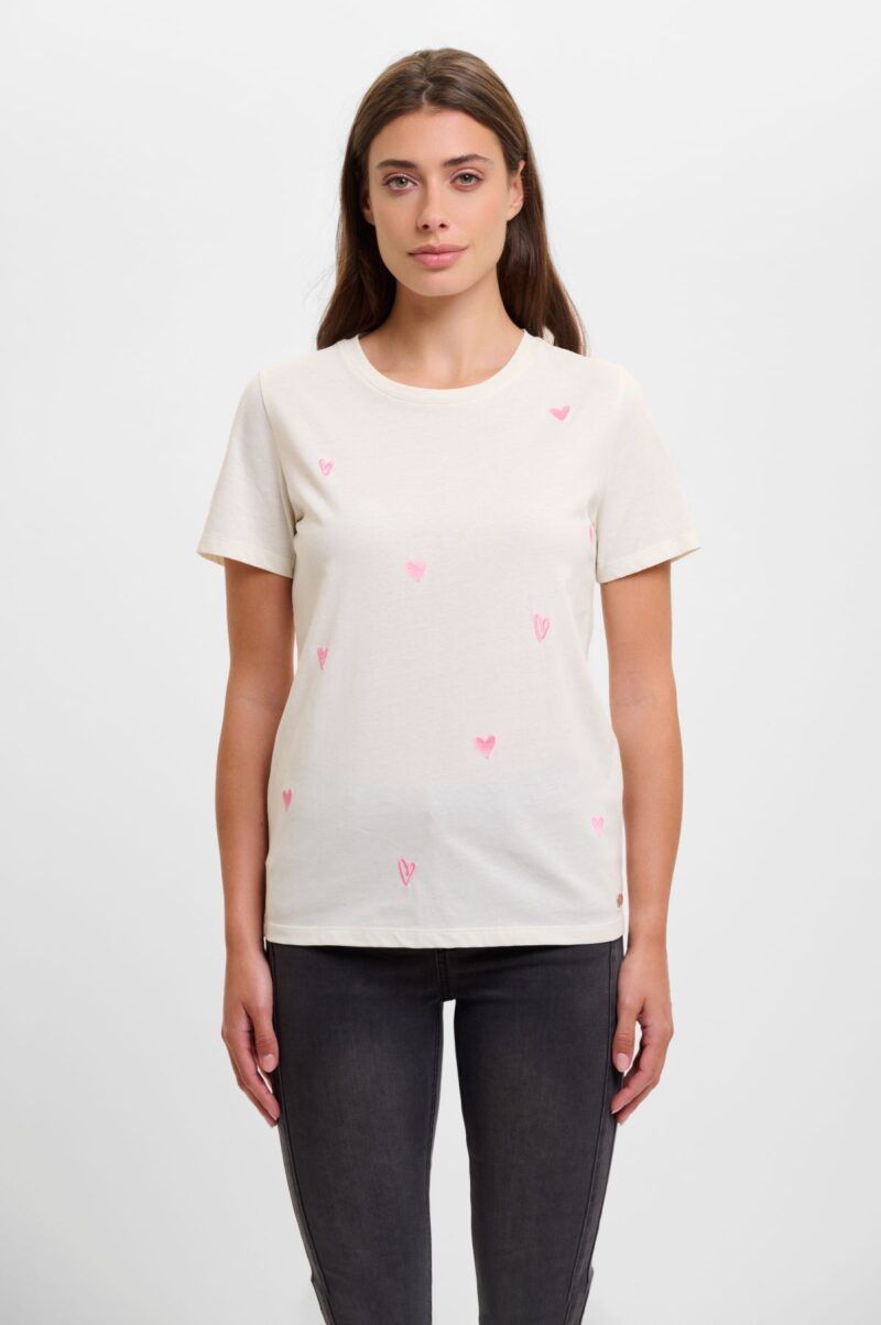 Camiseta blanca con corazones