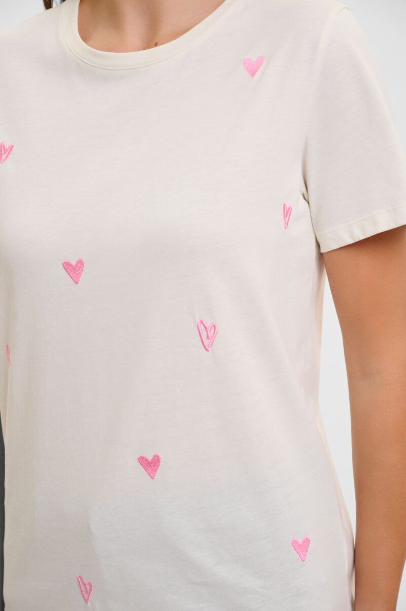 Camiseta blanca con corazones - Imagen 3