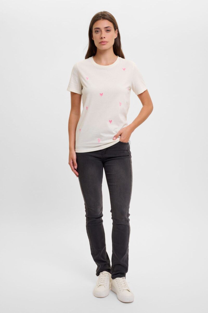 Camiseta blanca con corazones - Imagen 4