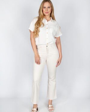 Pantalón claro acampanado con adornos