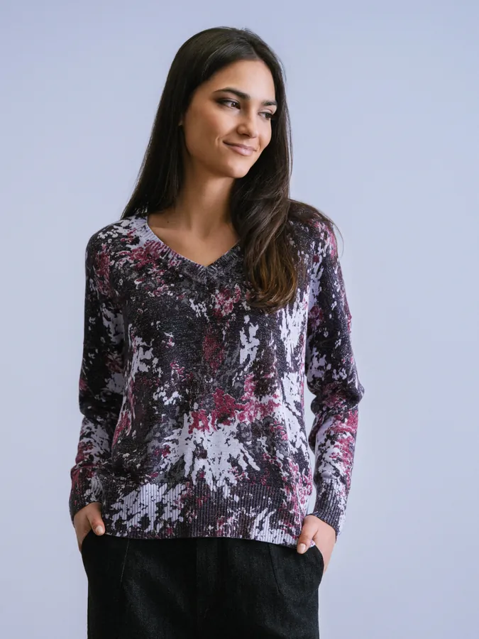 Jersey jaspeado sobre rosas y morados