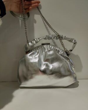 Bolso plateado coqueto