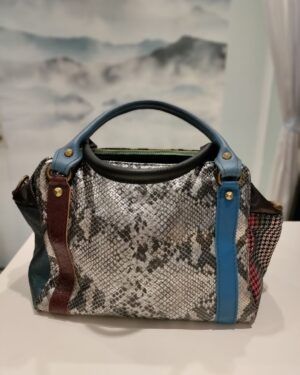 Bolso de piel tipo serpiente