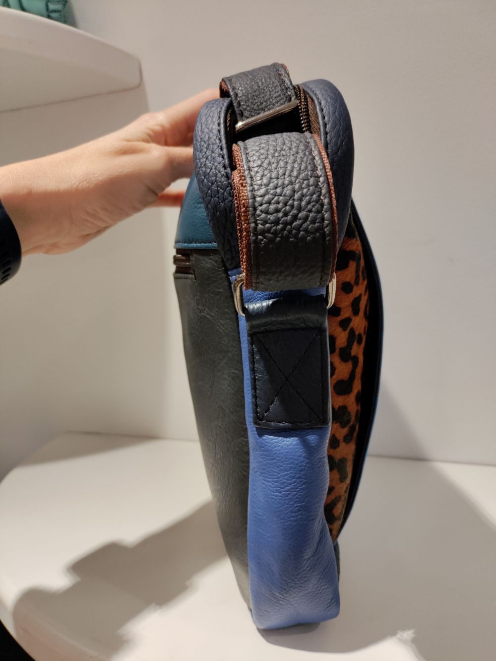 Bolso piel azul Soruka bandolera - Imagen 3