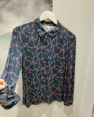 Camisa azul con rosa