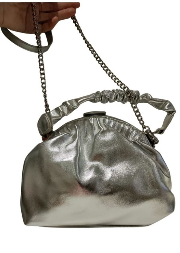 Bolso plateado coqueto