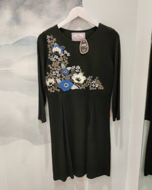 Vestido negro con flores azules
