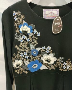 Vestido negro con flores azules