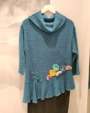 Vestido azulón con flores bordadas