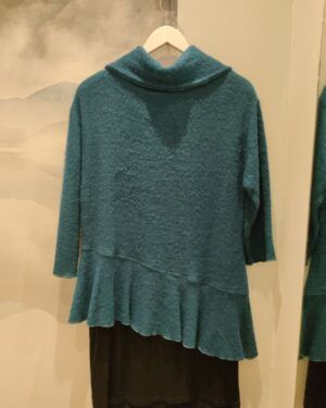 Vestido azulón con flores bordadas