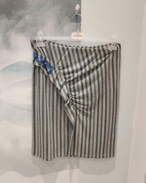 Falda gris y azul con flores bordadas