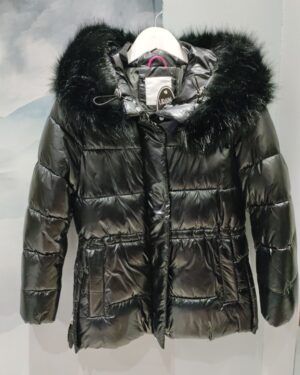 Parka negra brillo con capucha de pelo