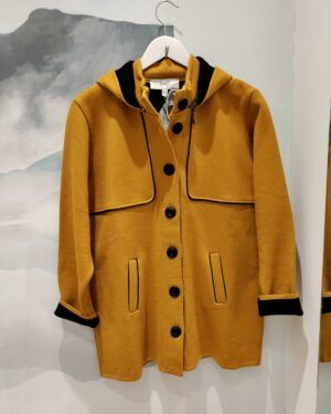 Abrigo de paño mostaza