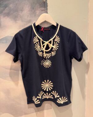 Camiseta azul marino con mandala blanco Lolitas