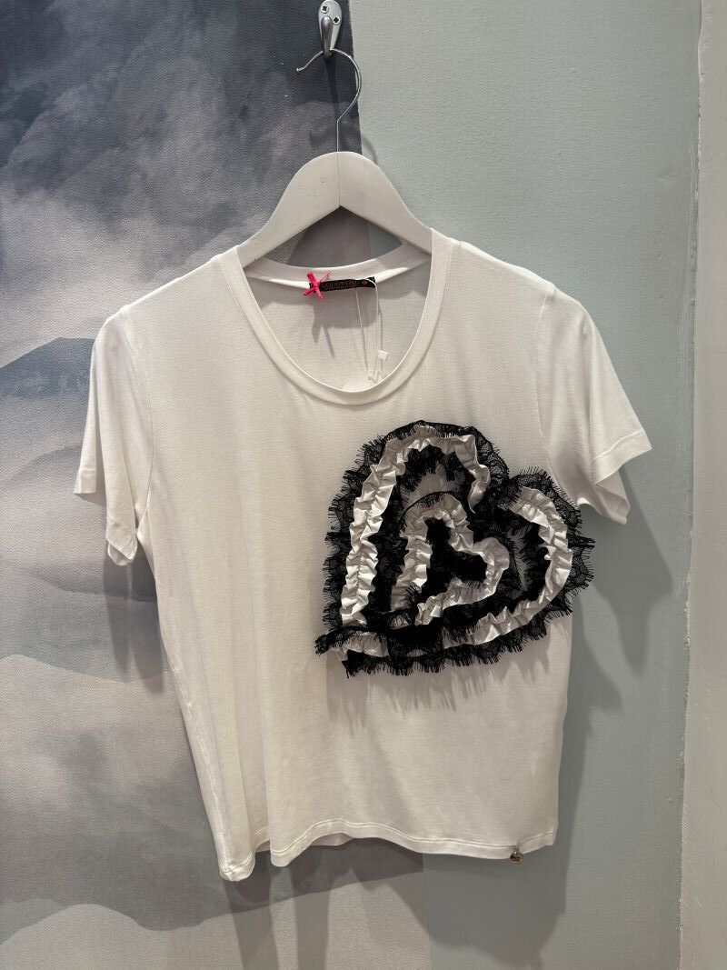 Camiseta blanca con corazón bordado Lolitas