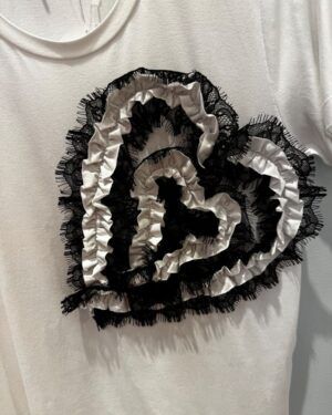 Camiseta blanca con corazón bordado Lolitas