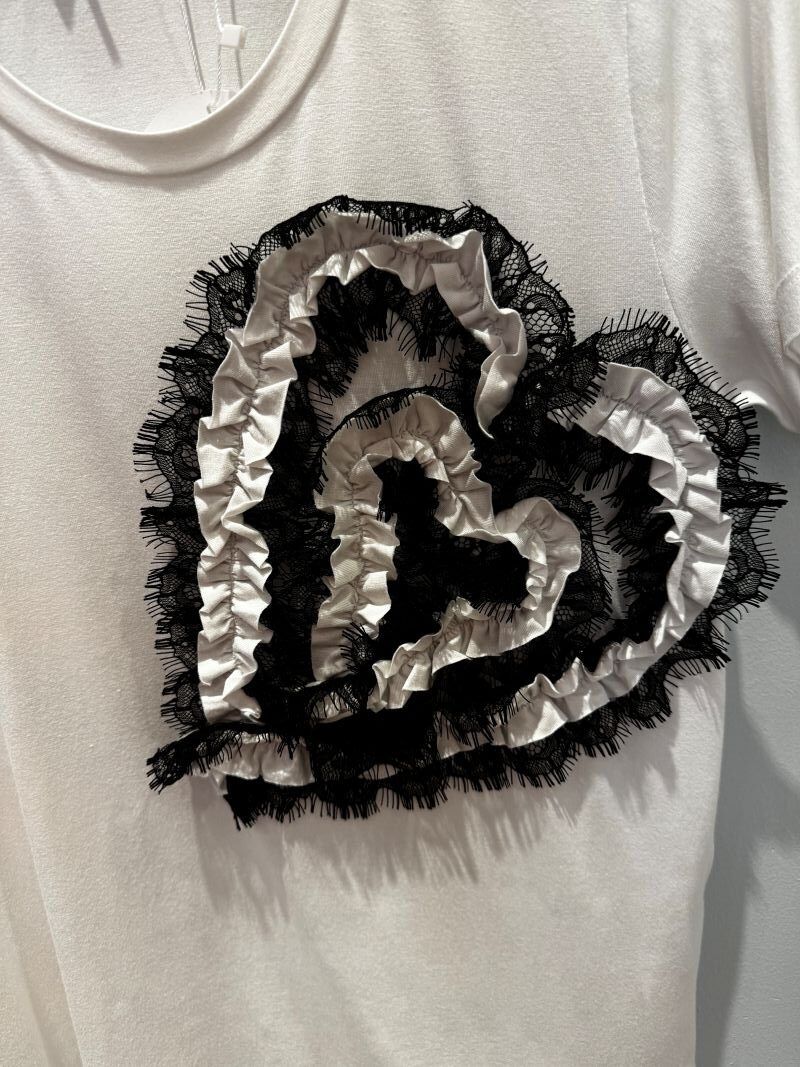 Camiseta blanca con corazón bordado Lolitas - Imagen 2