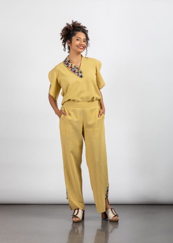 Pantalones Dione amarillo Dando un Paseo
