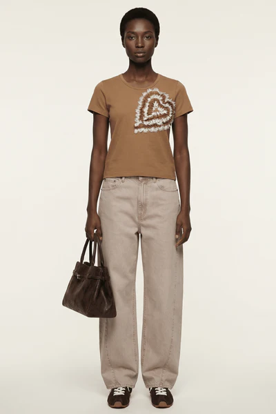 Camiseta marrón con corazón bordado Lolitas