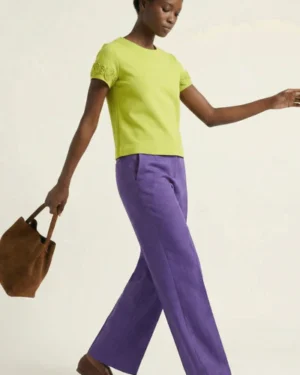 Camiseta verde pistacho con flores en mangas