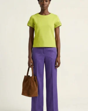 Camiseta verde pistacho con flores en mangas