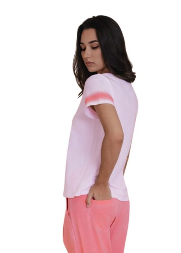 Camiseta blanca detalle naranja