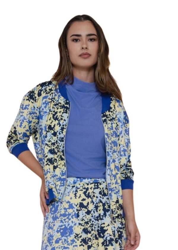 Chaqueta bomber en punto seda estampada.